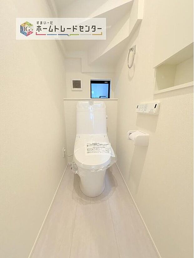 【【トイレ】】暖房機能の付いた便座は冬の寒い日にはあって良かったと本当に思います。もちろん快適で清潔なシャワー機能は標準で備えています。スペースも広くとっているので普段のお掃除もしやすいトイレスペースです。