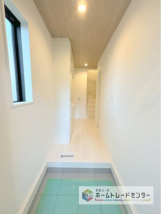 【玄関】玄関ホールを広めにお取りいたしました。居室を広くとるために圧縮することも多いですが、家に入ってすぐ解放感を感じる贅沢な広さがあるのは気持ちのいいものです。家の第一印象となる部分、大切だと思います。