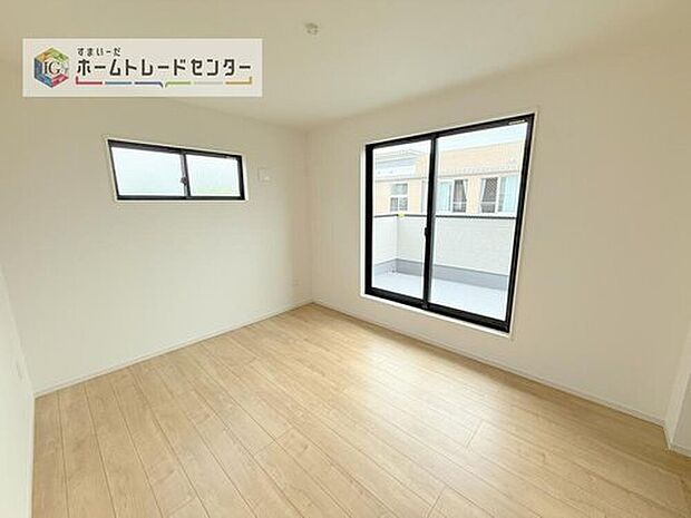 【洋室】日当りの良さは写真でも充分に伝わるかと思いますが、開放感のある周囲にめぐまれたおかげで、風通しもとても良くなっております。ぜひ現地を見ていただき体感していただきたいポイントです。