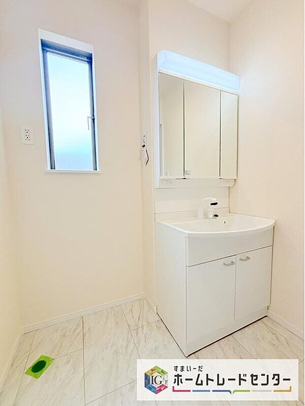 【【 洗面台・洗面所】】合わせ鏡が可能な3面鏡です。朝の忙しい時間でもの身だしなみのチェックもここだけで完結できます。もちろん鏡の後ろは充分な収納力を持った収納となっており、視界に入る部分はスッキリと片付きます。