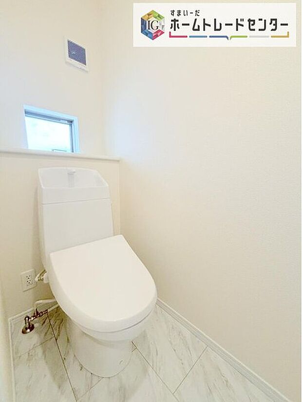 【【トイレ】】暖房機能の付いた便座は冬の寒い日にはあって良かったと本当に思います。もちろん快適で清潔なシャワー機能は標準で備えています。スペースも広くとっているので普段のお掃除もしやすいトイレスペースです。