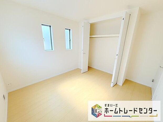 【洋室】各居室に収納を完備しております。収納が豊富な住宅は居室空間がしっかりと使えるので暮らしやすさが断然に上がります。荷物をを気にすることなく家具の配置をお好み通りにできるのも大きな魅力です。
