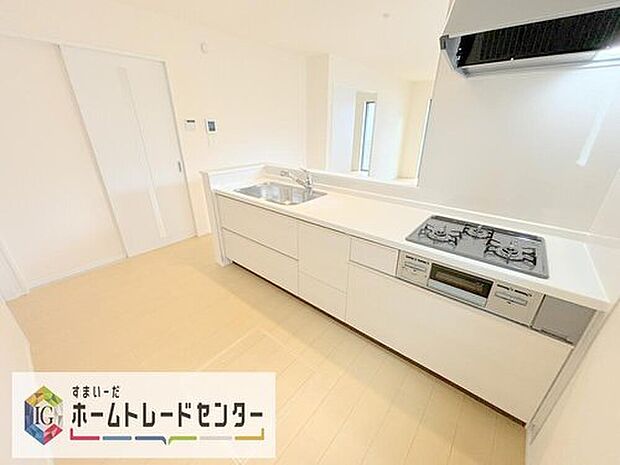 【キッチン】キッチンスペースは家族で作業が出来るよう広めにとりました。みんなで楽しくお料理をすれば、より美味しい食事が創れそうです。そしてお料理好きなお子様が育つかも、もちろん片付けもみんなでできます。