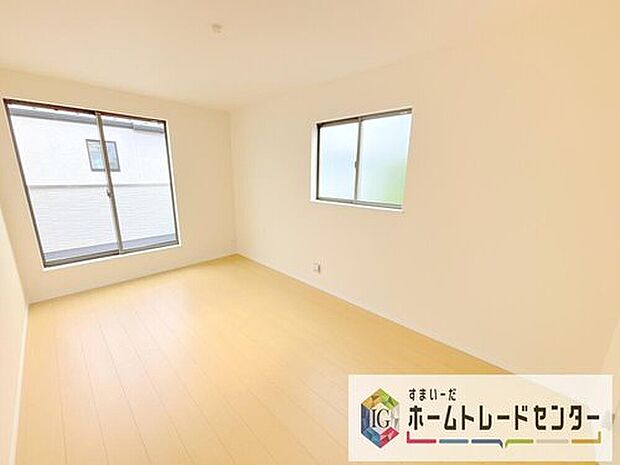 【洋室】日当りの良さは写真でも充分に伝わるかと思いますが、開放感のある周囲にめぐまれたおかげで、風通しもとても良くなっております。ぜひ現地を見ていただき体感していただきたいポイントです。