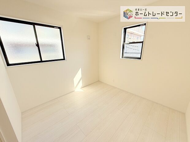 【洋室】2面採光の洋室です。窓からの眺望もよくなり視界が広いので、部屋にいても飽きません、そしてもちろん大切なのは明るさと風通し、明るい日差しと心地よい風で自分のお部屋でくつろげる贅沢をご提供します。