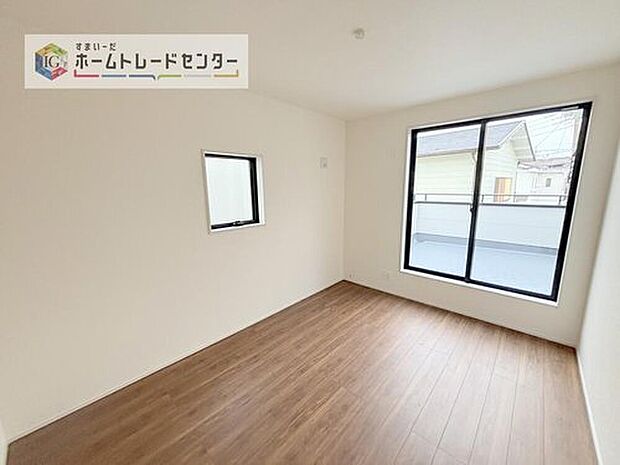 【洋室】日当りの良さは写真でも充分に伝わるかと思いますが、開放感のある周囲にめぐまれたおかげで、風通しもとても良くなっております。ぜひ現地を見ていただき体感していただきたいポイントです。