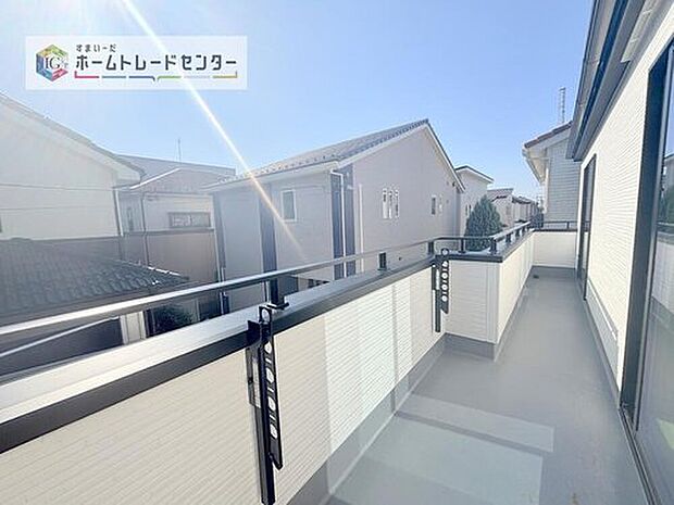 【バルコニー】南面に面したバルコニーはもちろん日当たり良好です。お洗濯物を干していただく際にも楽にできるように奥行きを広くお取りいたしました。明るく、暖かなゆとりあるスペースで快適に家事を行っていただけます。