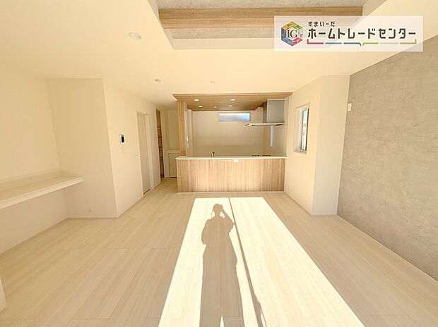 【リビング】縦長で奥行きのあるリビングは、家具の配置がしやすく使い勝手が非常に良いです。特にソファを配置した時にその便利さがお分かりいただけると思います。ゆったりと、くつろげる場所でなくてはならないと考えています