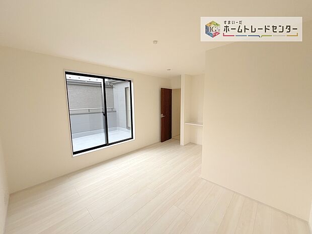 【洋室】主寝室は8.5帖、お子様がまだ小さいご家庭なら２階のお部屋はここだけでいいかもしれません、もちろんウォークインクローゼットがついておりますので、荷物に悩まされることなく、好きに家具の配置ができます
