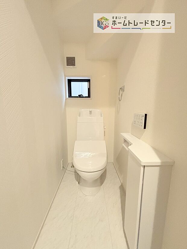 【【トイレ】】暖房機能の付いた便座は冬の寒い日にはあって良かったと本当に思います。もちろん快適で清潔なシャワー機能は標準で備えています。スペースも広くとっているので普段のお掃除もしやすいトイレスペースです。