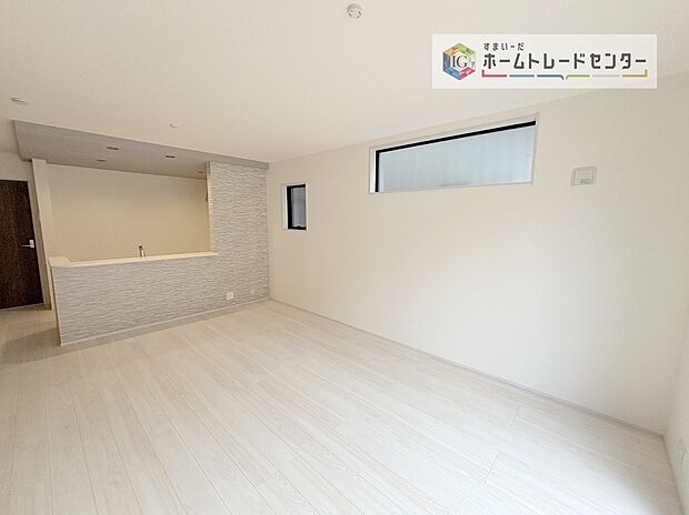 【リビング】対面キッチンの前にダイニングテーブルを置き、手前側がリビングスペースになるかと思います。広く奥行きがありますので、ダイニング、リビングの各スペースの役割をしっかり分けて確保していただけます。
