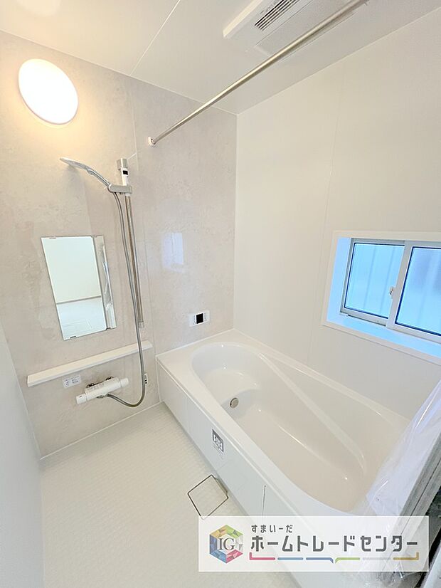 【【浴室】】一坪タイプのユニットバスは、足をしっかりと延ばして一日の疲れを癒すことが可能です。浴室暖房乾燥機も完備しておりますので、カビの心配が無いのはもちろん、雨の日のお洗濯物はお風呂で乾かせます。


