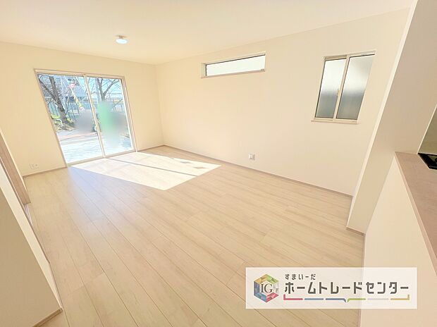 【リビング】リビングにはこだわって開口部を可能な限り多く設けました。日当たり、風通しを良くするのはもちろんですが、やはり人が集まる場所ですので、開放感が必要な場所だと思います。広々としたリビングをお楽しみください