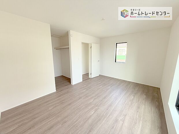 【洋室】主寝室は8.75帖、お子様がまだ小さいご家庭なら2階のお部屋はここだけでいいかもしれません、もちろんウォークインクローゼットがついておりますので、荷物に悩まされることなく、好きに家具の配置ができます
