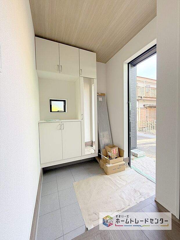 【玄関】姿見付きの下駄箱でお家を出る前にコーディネートの最終チェックをすることができます♪大容量の収納力でご家族の履物もすっきり収納できます♪片付けが楽になる豊富な収納は、日々のストレス軽減にもつながります