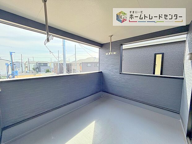【バルコニー】この物件の大きな魅力の一つです。南面にあるバルコニーは、もちろん日当たり良好、だからこそ広くとり、洗濯物を干しやすくするとともに、日光浴にもお子様の遊び場にも使える広い空間を確保いたしました。