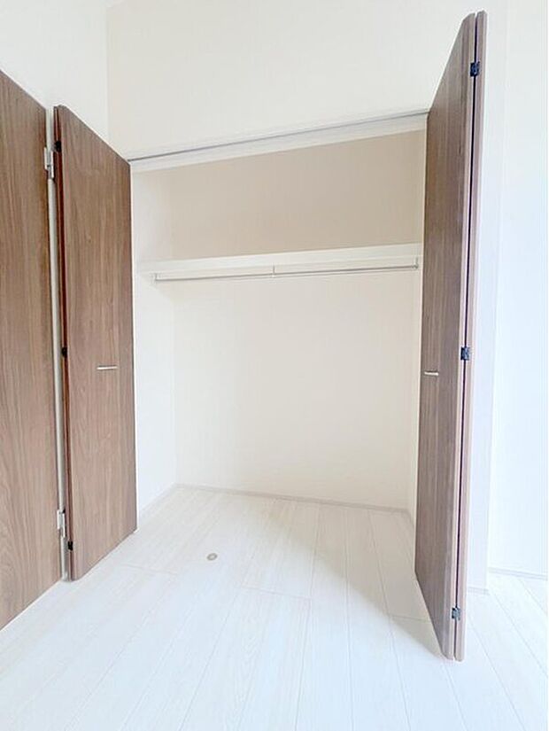 【収納】収納スペースは住宅を探す際には重要なポイントの一つだと思います。そのため少しでも空間が取れるところは可能な限り収納スペースとしたしました。居室をスッキリとお使いいただきたいお客様に大変喜ばれています。