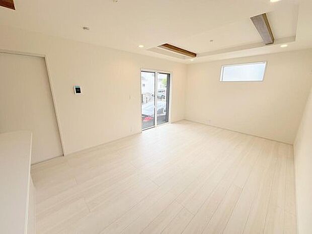 【リビング】リビングの天井一部を織り上げ天井とすることで、天井高を高くし開放感を持たせるとともに、アクセントをつけ高級感を持たせました。このちょっとした工夫が、お友達を呼びたくなる家へと大きく進化させてくれます。