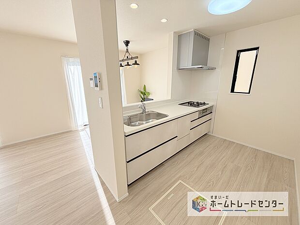 【キッチン】キッチンスペースはご家族みんなで作業ができるスペースを確保しております。みんなで楽しくお料理やお片付けをすれば、家事の時間も家族のコミュニケーションの時間に変わります。
