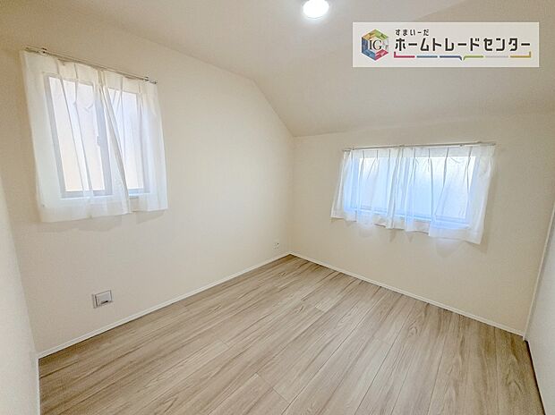 【洋室】こちらは2番目に暗いお部屋です。あえて2番目に暗いと書きましたが、これで暗いと言ったら怒られてしまうだろうなというくらいしっかりとした明るさを確保できています。もちろんこちらも2面採光風通しも良好です