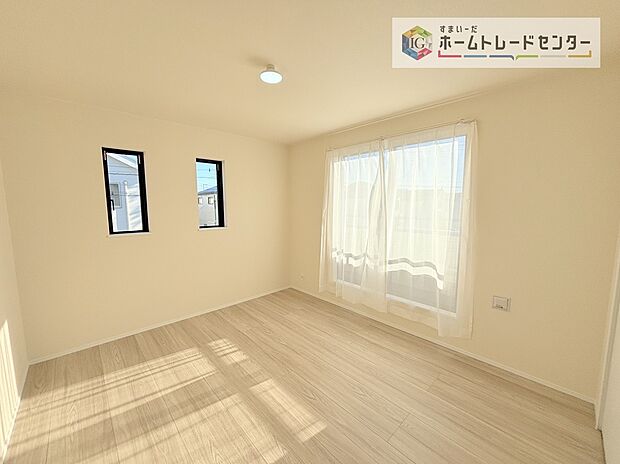 【洋室】2面採光の洋室です。窓からの眺望もよくなり視界が広いので、部屋にいても飽きません、そしてもちろん大切なのは明るさと風通し、明るい日差しと心地よい風で自分のお部屋でくつろげる贅沢をご提供します。
