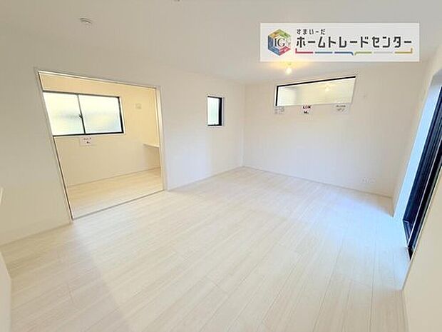 【リビング】LDKのリビングスペースです。広く奥行きのあるリビングの為、ダイニング、リビングの各スペースがしっかりと確保できます。お食事の後はこちらに移って皆様でおくつろぎください。