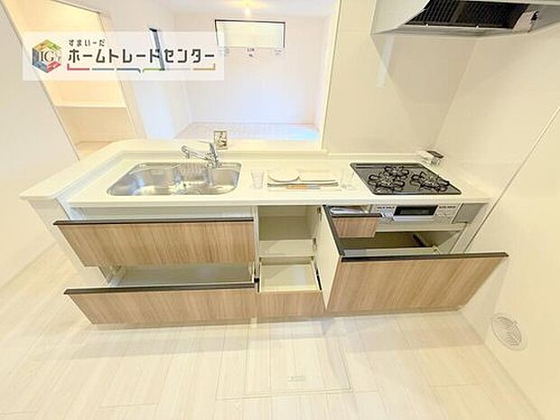 【【システムキッチン】】見栄えもよくお手入れもスムーズに出来ます。豊富な収納力もございますので、キッチンスペースをスッキリとお使い頂けそうです。