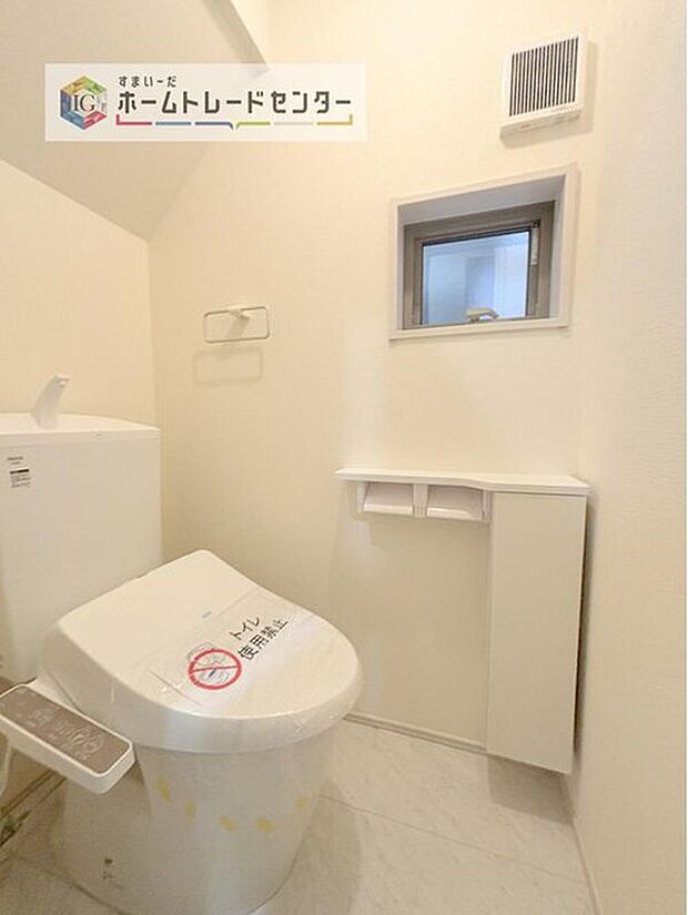 【トイレ】暖房機能の付いた便座は冬の寒い日にはあって良かったと本当に思います。もちろん快適で清潔なシャワー機能は標準で備えています。スペースも広くとっているので普段のお掃除もしやすいトイレスペースです。