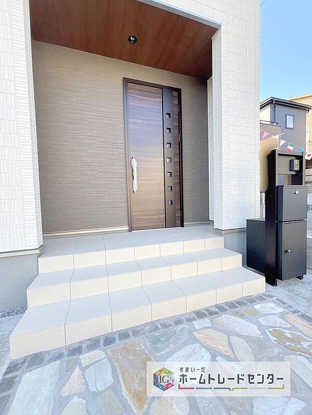 【玄関】駐車場横のアプローチを上がると、木目調の高級感のある玄関ドアがございます。玄関を開けると広々とした空間と収納も目の前に!玄関が広い家は入った瞬間から気持ちが良いです。ぜひご自身で確かめて見て下さい。