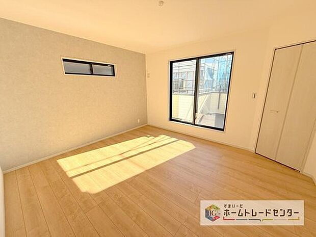 【リビング以外の居室】主寝室は8.625帖、お子様がまだ小さいご家庭なら2階のお部屋はここだけでいいかもしれません、もちろんウォークインクローゼットがついておりますので、荷物に悩まされることなく、好きに家具の配置ができます