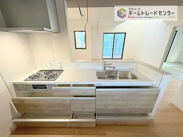 【【システムキッチン】】見栄えもよくお手入れもスムーズに出来ます。豊富な収納力もございますので、キッチンスペースをスッキリとお使い頂けそうです。