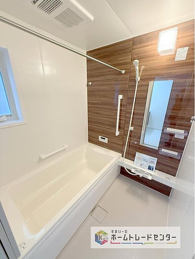 【【浴室】】一坪タイプのユニットバスは、足をしっかりと延ばして一日の疲れを癒すことが可能です。浴室暖房乾燥機も完備しておりますので、カビの心配が無いのはもちろん、雨の日のお洗濯物はお風呂で乾かせます。