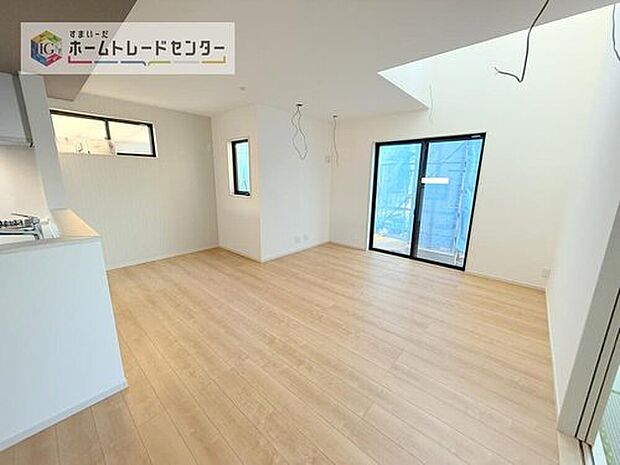 【リビング】リビングにはこだわって開口部を可能な限り多く設けました。日当たり、風通しを良くするのはもちろんですが、やはり人が集まる場所ですので、開放感が必要な場所だと思います。広々としたリビングをお楽しみください