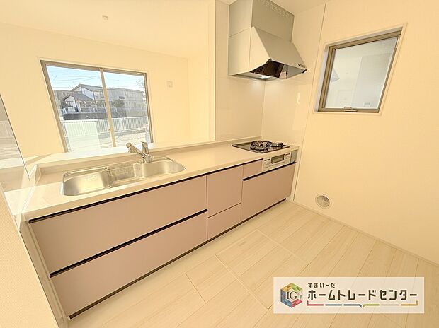 【キッチン】人気の対面式キッチン☆お食事の準備をしながらでもご家族とのコミュニケーションを楽しめます♪スライドタイプの収納を採用してますので、奥までしっかりと収納空間を利用できます。取り出しも簡単に♪