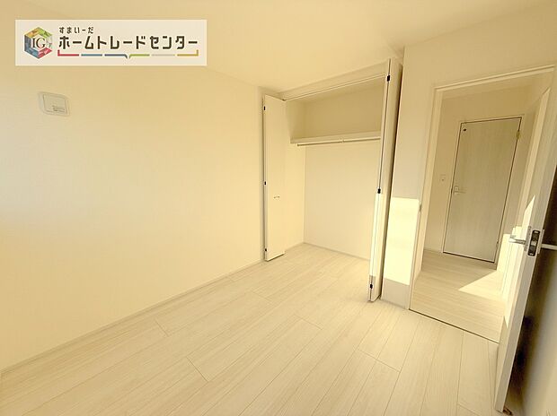 【洋室】各居室に収納を完備しております。収納が豊富な住宅は居室空間がしっかりと使えるので暮らしやすさが断然に上がります。荷物をを気にすることなく家具の配置をお好み通りにできるのも大きな魅力です。