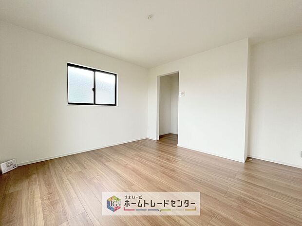 【リビング以外の居室】主寝室は8.8帖、お子様がまだ小さいご家庭なら2階のお部屋はここだけでいいかもしれません、もちろんウォークインクローゼットがついておりますので、荷物に悩まされることなく、好きに家具の配置ができます