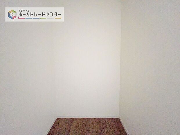 【収納】分かりにくくてすみません、ウォークインクローゼットです。各部屋に収納があるのはもちろんですが、同規模の収納をこの物件では2つ設けました。居室はスッキリとなり、空間を最大限有効利用していただけます。
