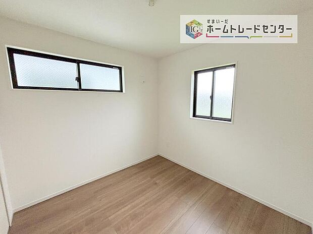 【リビング以外の居室】2面採光の洋室です。窓からの眺望もよくなり視界が広いので、部屋にいても飽きません、そしてもちろん大切なのは明るさと風通し、明るい日差しと心地よい風で自分のお部屋でくつろげる贅沢をご提供します。