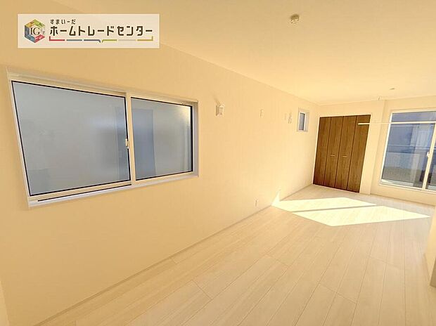 【リビング以外の居室】主寝室は10帖、お子様がまだ小さいご家庭なら２階のお部屋はここだけでいいかもしれません、もちろんウォークインクローゼットがついておりますので、荷物に悩まされることなく、好きに家具の配置ができます。