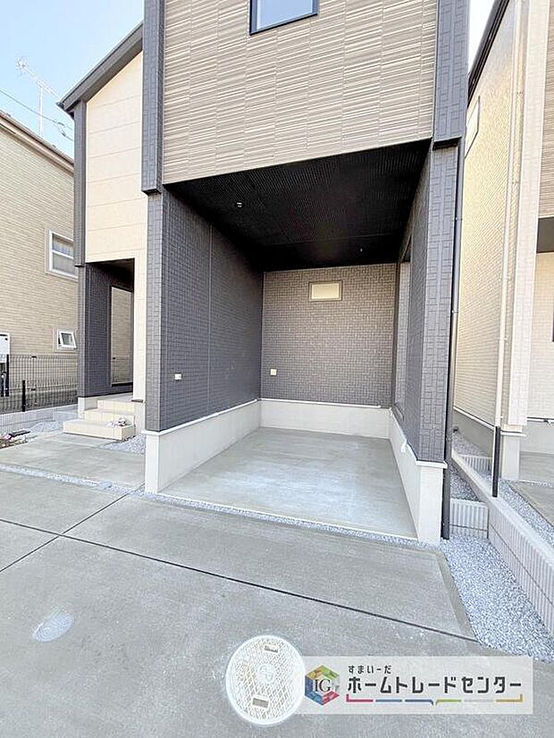 【駐車場】台風の季節も大切な車を守ることができます。また雨が降っていても乗り降りを気にしなくてよい事や、買い物の荷物を取り込みやすさもメリットのひとつです♪