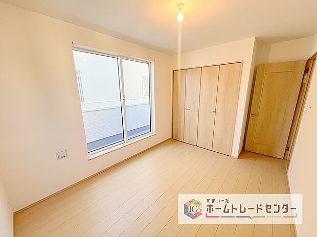 【洋室】各居室に収納を完備しております。収納が豊富な住宅は居室空間がしっかりと使えるので暮らしやすさが断然に上がります。荷物をを気にすることなく家具の配置をお好み通りにできるのも大きな魅力です。
