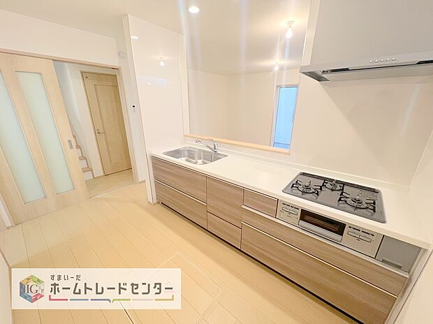 【【システムキッチン】】見栄えもよくお手入れもスムーズに出来ます。豊富な収納力もございますので、キッチンスペースをスッキリとお使い頂けそうです。