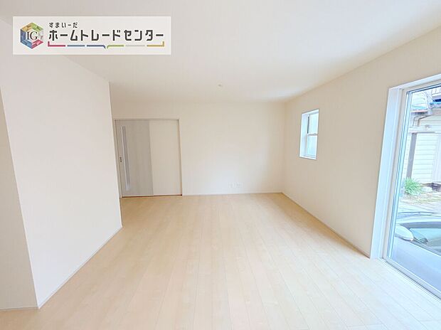 【リビング】日当たりもよく、広々としたリビングです。ゆったりとした家族の時間をお過ごしいただけます。休日はご家族そろって、またはお友達を誘って、明るいリビングで楽しい時間をお過ごしください。