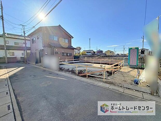 【前面道路含む現地写真】モデルハウスのご案内や、仕様や色の説明も細かくさせていただきます。弊社は飯田グループホールディングス唯一の販売専門会社になるので、細部まで説明いたします。もちろん住宅ローンのご相談だけでも大丈夫です。