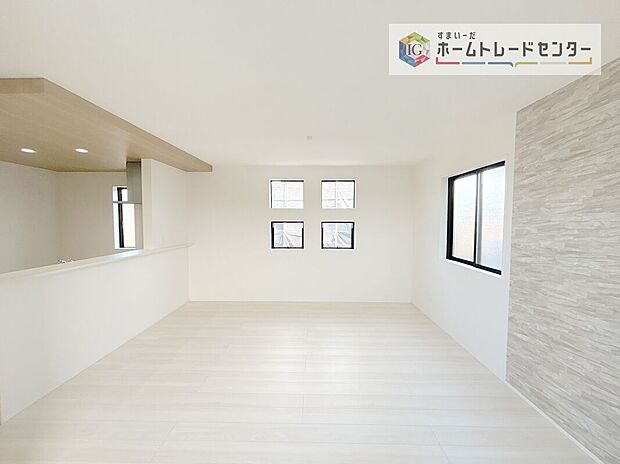 【リビング】日当たりもよく、広々としたリビングです。ゆったりとした家族の時間をお過ごしいただけます。休日はご家族そろって、またはお友達を誘って、明るいリビングで楽しい時間をお過ごしください。
