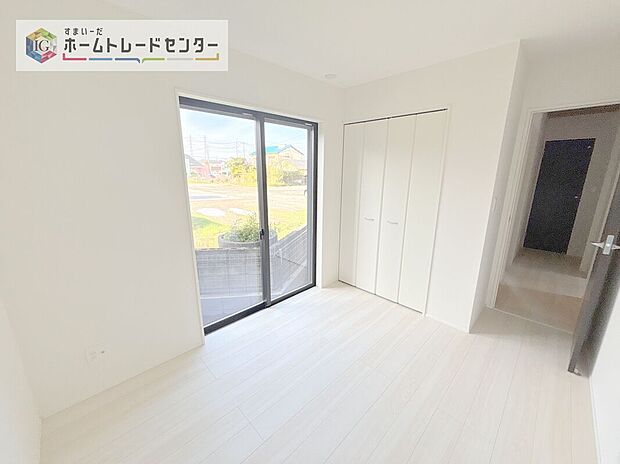【洋室】収納を完備している居室です。収納が豊富な住宅は居室空間がしっかりと使えるので暮らしやすさが断然に上がります。荷物をを気にすることなく家具の配置をお好み通りにできるのも大きな魅力です。
