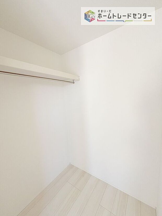 【ウォークインクローゼット】あると助かるウォークインクローゼットです。長く住むにつれて自然と多くなるお荷物も楽々しっかりと収納できます。また、時間のかかる衣替えも衣服の順番を変えるだけでいつでも簡単にできてストレスフリー。
