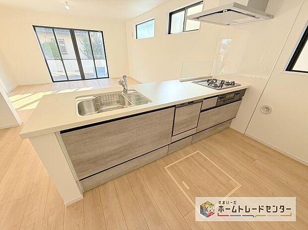 【キッチン】人気の対面式キッチン☆お食事の準備をしながらでもご家族とのコミュニケーションを楽しめます♪スライドタイプの収納を採用してますので、奥までしっかりと収納空間を利用できます。取り出しも簡単に♪