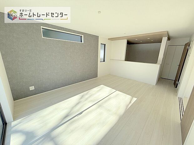 【リビング】対面キッチンの前にダイニングテーブルを置き、手前側がリビングスペースになるかと思います。広く奥行きがありますので、ダイニング、リビングの各スペースの役割をしっかり分けて確保していただけます。
