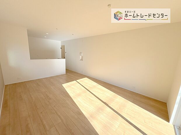 【リビング】対面キッチン前の空間を広めにとっておりますので、ダイニングテーブルを置いてご家族皆様で食卓を囲ってもらっても充分なスペースがございます。家族で楽しいお食事のお時間をお過ごしください。
